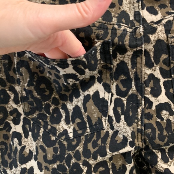 YMI Jeans Distressed Leopard Print Medium Jogger Jean High Rise Pockets New - Picture 9 of 14